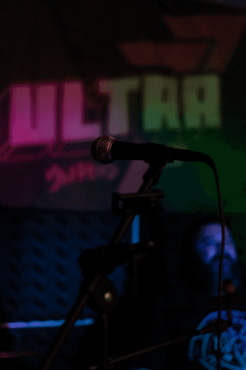 Banda ultra 77 no armazém 77 localizado na zona leste da capital de são paulo. microfone enquadrado com colorido no fundo.'