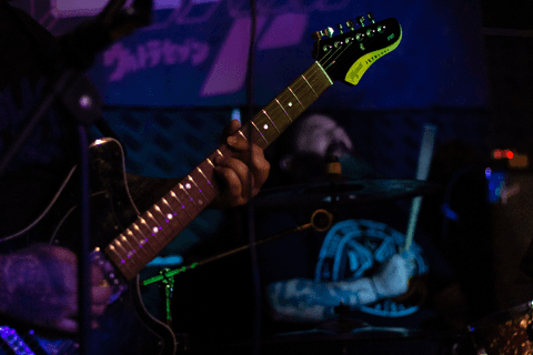 Banda ultra 77 no armazém 77 localizado na zona leste da capital de são paulo. guitarra do markus em foco, com leandro tocando bateria no fundo.'