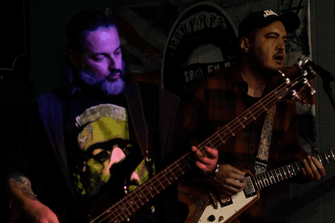 Banda ultra 77 no armazém 77 localizado na zona leste da capital de são paulo. luciano com enio cantando e tocando os instrumentos.'