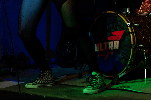 Banda ultra 77 no armazém 77 localizado na zona leste da capital de são paulo. pés da renata na frente da bateria.'