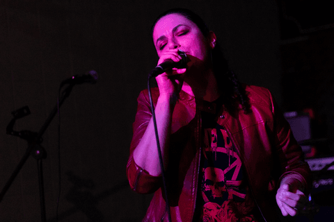 Banda ultra 77 no armazém 77 localizado na zona leste da capital de são paulo. renata cantando com emoção.'