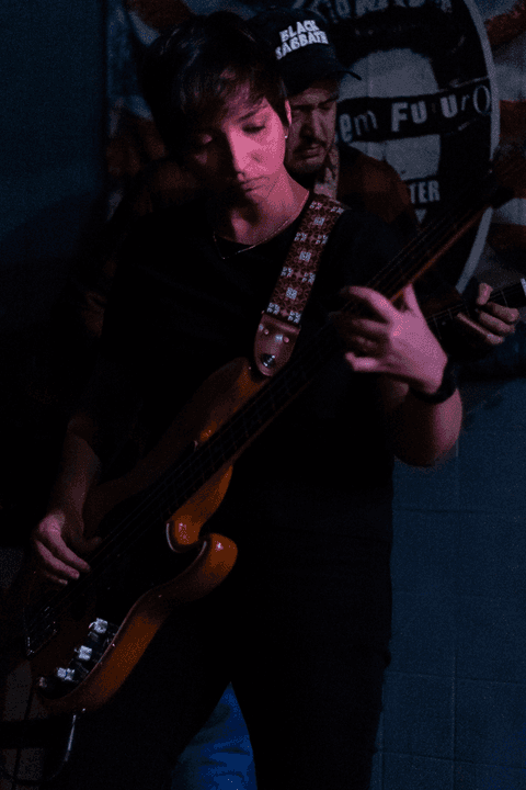 Banda ultra 77 no armazém 77 localizado na zona leste da capital de são paulo. instrumentos da lilian, baixista.'