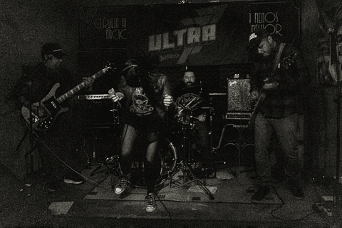 Banda ultra 77 no armazém 77 localizado na zona leste da capital de são paulo. banda reunida no palco.'