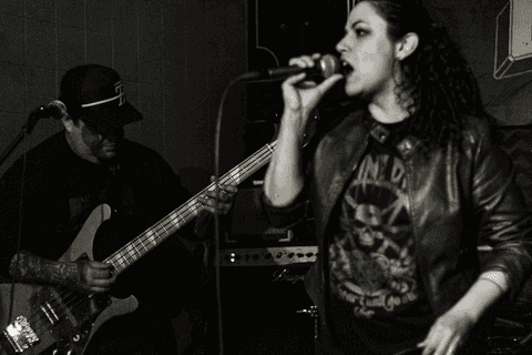 Banda ultra 77 no armazém 77 localizado na zona leste da capital de são paulo. renata cantando com markus de fundo.'