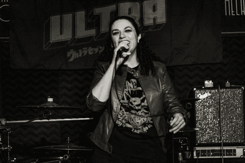 Banda ultra 77 no armazém 77 localizado na zona leste da capital de são paulo. renata cantando, focada no palco.'