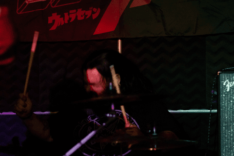 Banda ultra 77 no armazém 77 localizado na zona leste da capital de são paulo. leandro em movimento enquanto toca seu instrumento, a bateria.'