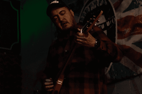 Banda ultra 77 no armazém 77 localizado na zona leste da capital de são paulo. enio tocando guitarra ou baixo.'