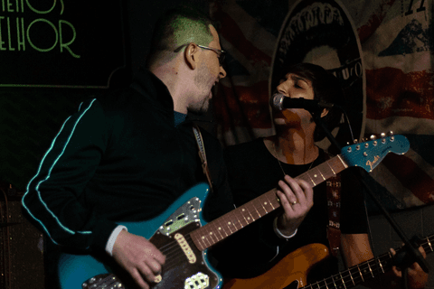 Banda ultra 77 no armazém 77 localizado na zona leste da capital de são paulo. rafael e lilian cantando juntos no palco.'