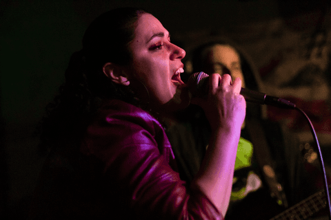 Banda ultra 77 no armazém 77 localizado na zona leste da capital de são paulo. renata cantando séria, lateral.'