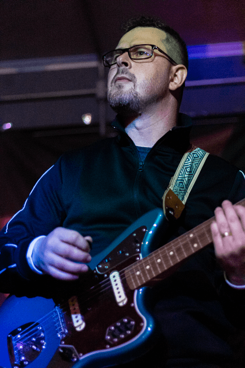 Banda ultra 77 no armazém 77 localizado na zona leste da capital de são paulo. rafael gritando enquanto toca guitarra ou baixo. enquadrado.'