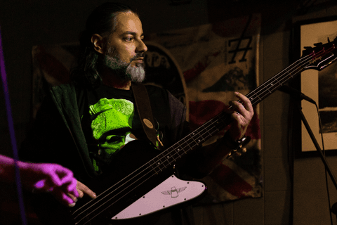 Banda ultra 77 no armazém 77 localizado na zona leste da capital de são paulo. luciano sério tocando baixo ou guitarra.'