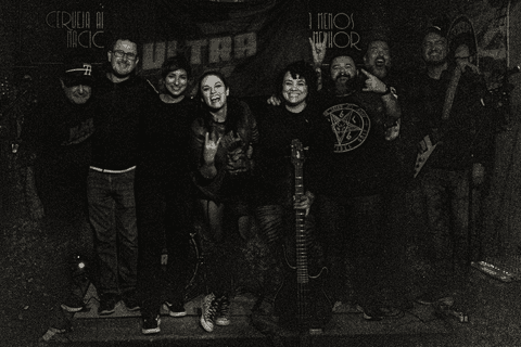 Banda ultra 77 no armazém 77 localizado na zona leste da capital de são paulo. banda reunida ao final do show.'