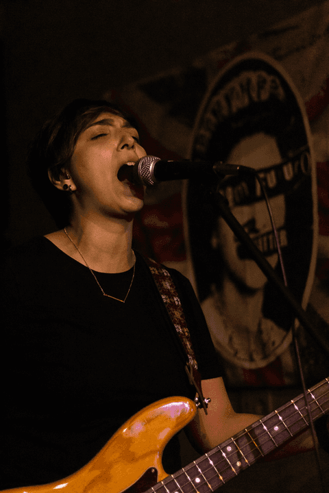 Banda ultra 77 no armazém 77 localizado na zona leste da capital de são paulo. lilian cantando no microfone. '