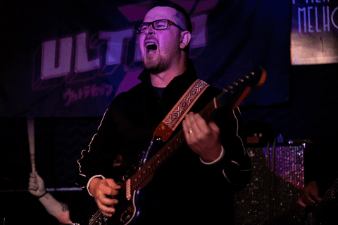 Banda ultra 77 no armazém 77 localizado na zona leste da capital de são paulo. rafael gritando enquanto toca guitarra ou baixo.'