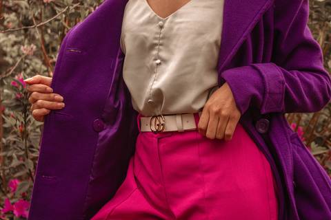 Amanda no parque do carmo, capital de são paulo, na época das cerejeiras. corpo parcialmente fotografado.'