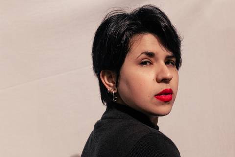 Bianca no quintal da sua casa na zona leste de são paulo. enquadramento lateral, modelo lateral, fundo branco, sol batendo em seu rosto, olhando para mim, séria.'