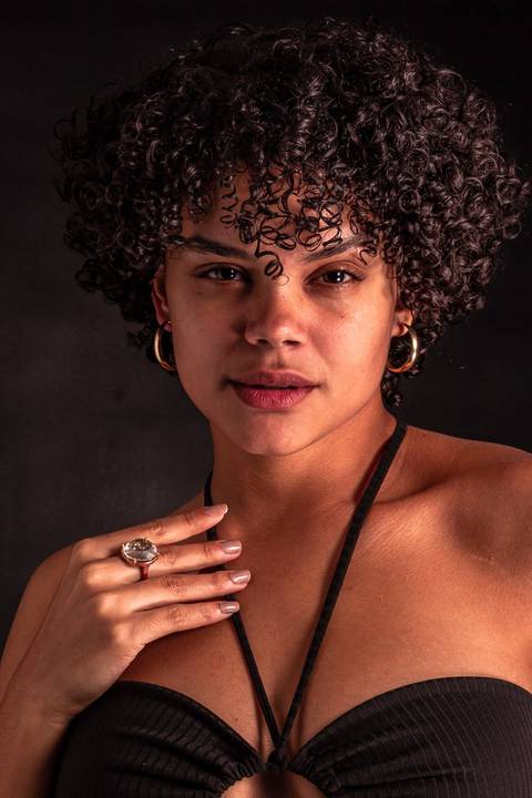 Cássia modelando em estúdio na zona norte da capital de são paulo. olhar sensual, mão próxima ao rosto, mais enquadrado.'