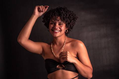 Cássia modelando em estúdio na zona norte da capital de são paulo. sorrindo espontânea, movimentos com os braços.'