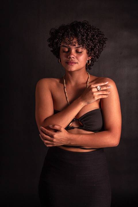 Cássia modelando em estúdio na zona norte da capital de são paulo. olhar sereno, se abraçando.'