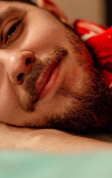 Matheus sorrindo de leve, enquadramento parcial em seu rosto.'