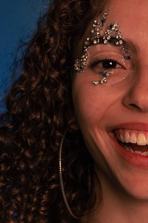 Geovanna sorrindo espontânea com metade do rosto aparecendo na tela.'