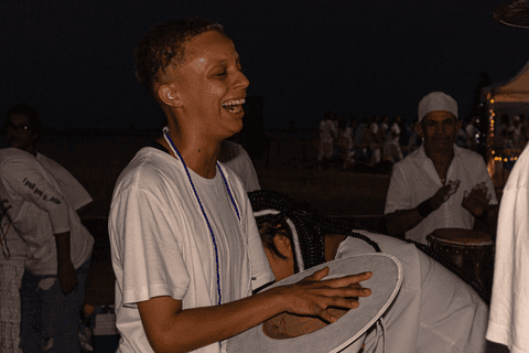 Entidade com seu chapéu de boiadeiro gargalhando.'