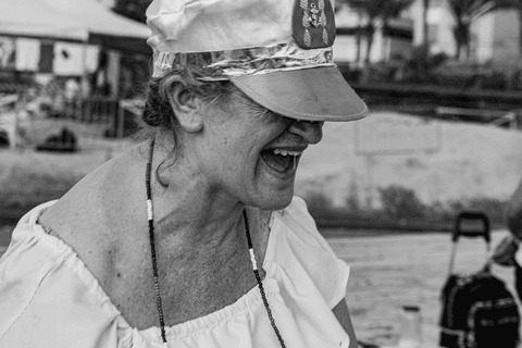 Entidade de marinheiro gargalhando.'