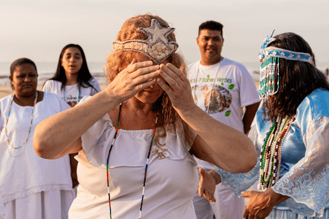 Entidade de Iemanjá com aos mãos sob os olhos.'
