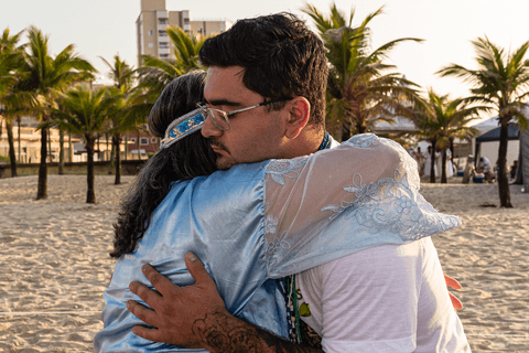 Iemanjá abraçando outro integrante do terreiro.'