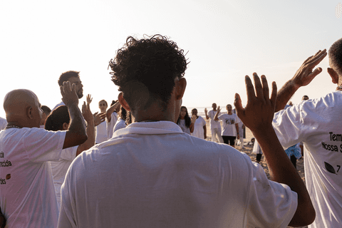 Todos em ritual de finalização, agradecendo.'