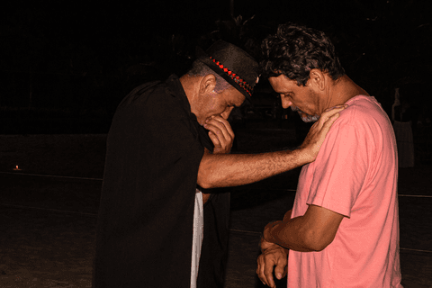 Entidade dando passe a fiel.'