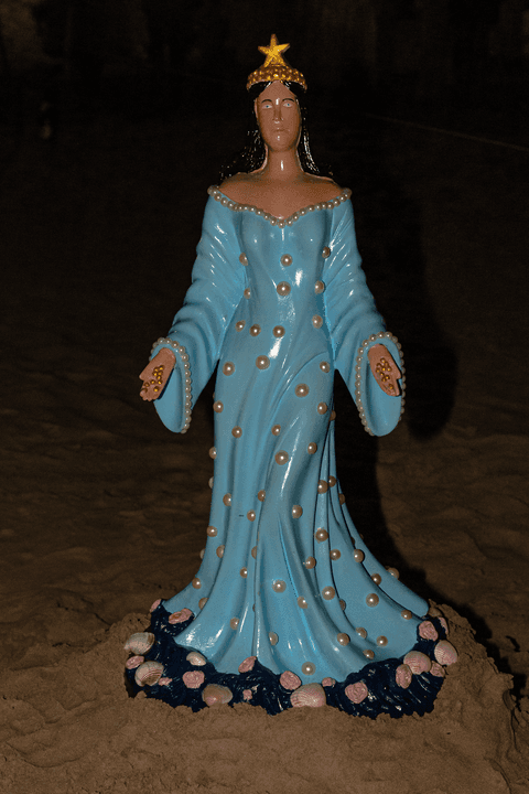 Imagem de Iemanjá, em seu ritual religioso, ocorrido na praia grande.'