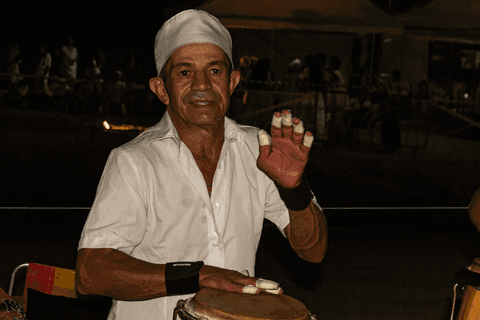 Macumbeiro tocando seu instrumento de macumba.'