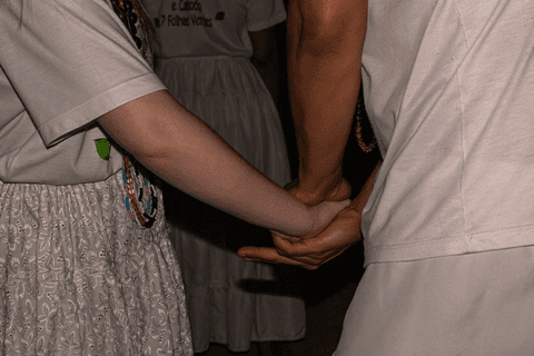 Energias sendo trocadas através das mãos.'