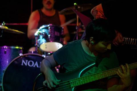 Show da ultra 77 no Armazém 77 Lilian no baixo e baterista Edu ao fundo'