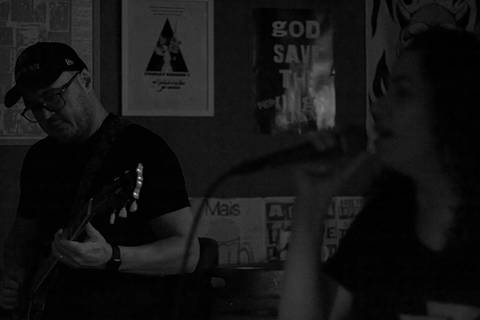 Show da ultra 77 no Armazém 77 renata no vocal e enio no baixo'