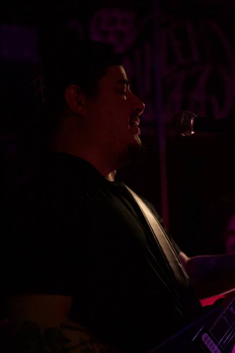 Show da ultra 77 no Armazém 77 Markus cantando e tocando baixo'