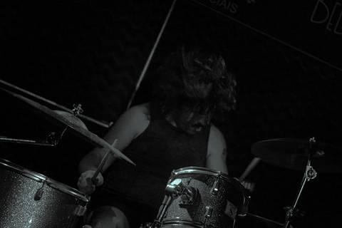 Show da ultra 77 no Armazém 77 baterista eduardo tocando muito, foto em preto e branco'
