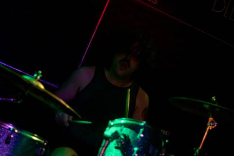 Show da ultra 77 no Armazém 77 baterista eduardo tocando muito, foto em colorido'