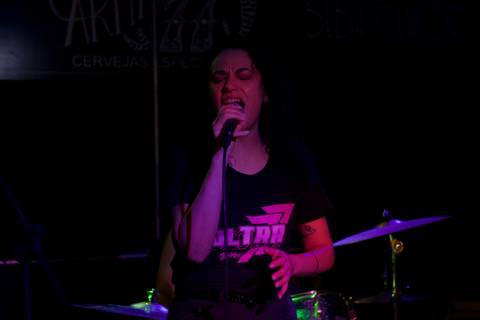 Show da ultra 77 no Armazém 77 renata vocalista principal da banda cantando na frente da bateria'