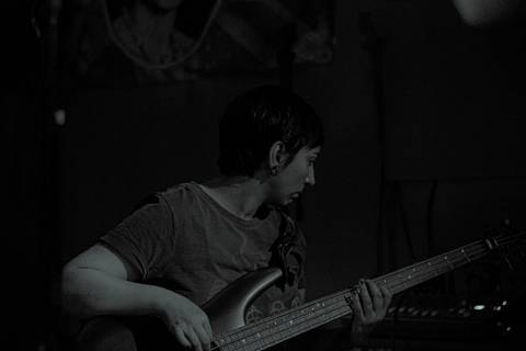 Show da ultra 77 no Armazém 77 lilian tocando baixo, versão preta e branca'