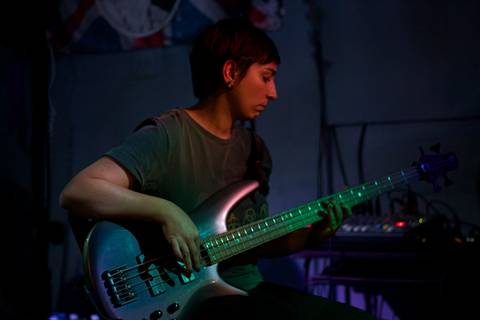 Show da ultra 77 no Armazém 77 Lilian tocando baixo, foto colorida'