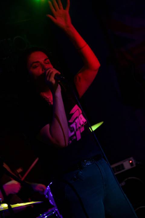 Show da ultra 77 no Armazém 77 renata no vocal sozinha na foto'