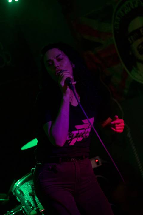 Show da ultra 77 no Armazém 77 renata vocalista da banda olhando diretamente para a câmera'