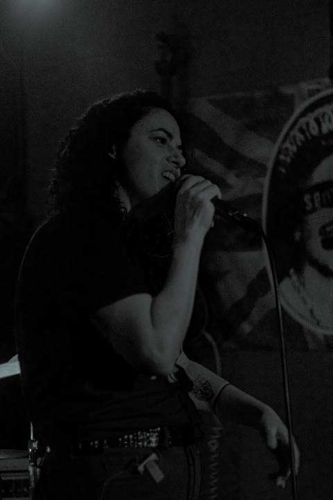 Show da ultra 77 no Armazém 77 renata em outro ângulo cantando, foto em preto e branco'