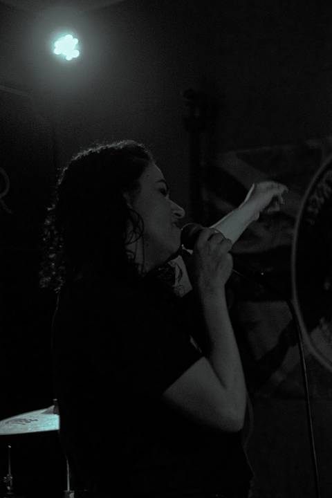 Show da ultra 77 no Armazém 77 renata cantando no vocal, dançando ao vibrar da música'