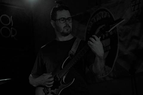 Show da ultra 77 no Armazém 77 rafael no baixo tocando '