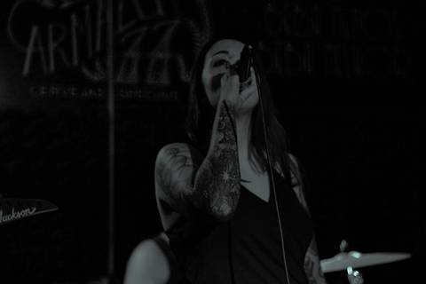 Show da ultra 77 no Armazém 77 juliana no vocal, nova integrante da banda'