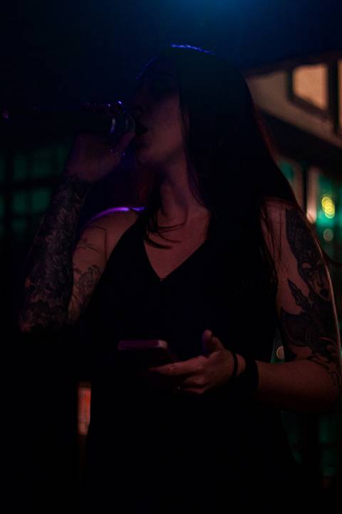 Show da ultra 77 no Armazém 77 juliana cantando no vocal, focada e fazendo muito som'