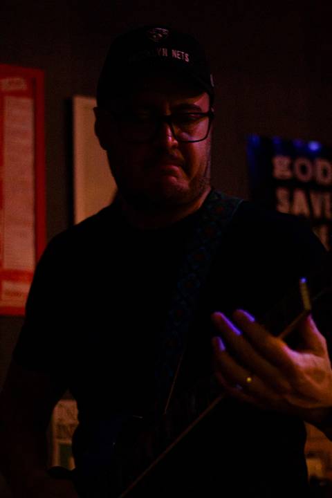 Show da ultra 77 no Armazém 77 Enio tocando seu baixo, focado, fazendo um som legal'